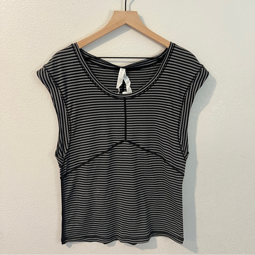 Lululemon Black & Gray Striped Womens Cap Sleeve Scoop Neck Top Mesh Back Size 6